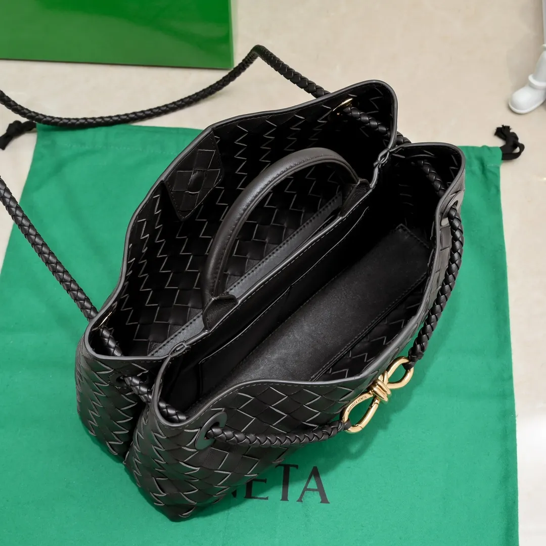 Batch 1960 #Bottega Veneta new horizontal Andiamo handbag, many stars have the same style 🎈 Classic full-body leather weaving with golden rope buckle, stable and chic enough [proud] The whole body is made of Nappa sheep leather, comfortable, soft and dynamic. The sliding metal rope buckle can adjust the shoulder strap, single shoulder / handbag / crossbody, multiple carrying methods, large bag capacity, suitable for commuting / daily / travel This bag is divided into small/medium/large sizes. There is always one that suits you, so take me with you🎀🎀 Size: 29x18x10 Model: 6463#